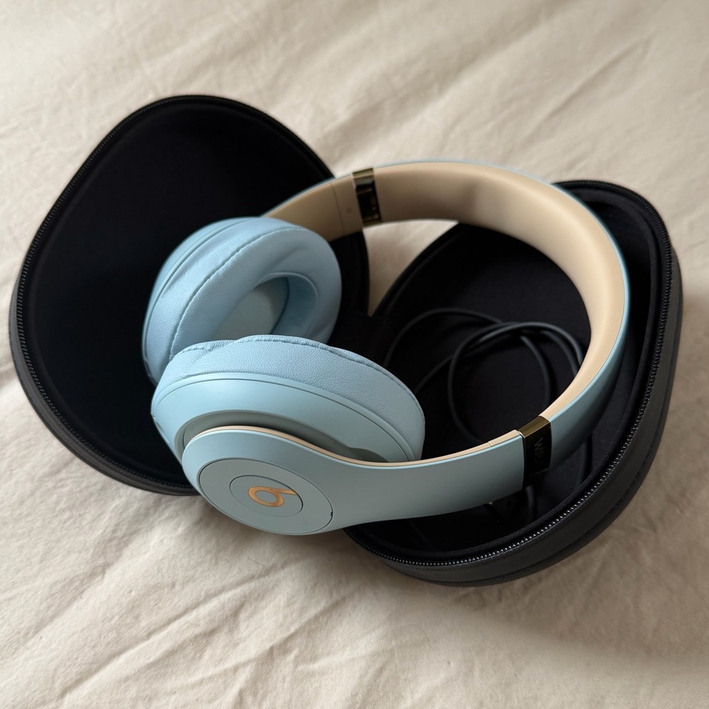 Baby Blue Beats Over Ear Headphones - like new - Picture 4 of 11